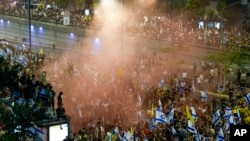 Ljudi protestuju nakon što je pronađeno šest mrtvih talaca u Gazi, pozivajući na dogovor o oslobađanju talaca, Tel Aviv, 1. septembar 2024. (AP Photo/Ariel Schalit)