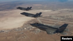 Trois avions d'attaque F-35 survolent la base aérienne d'Edwards, le 10 décembre 2011.