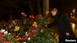 俄罗斯总统普京1月1日在伏尔加格勒公车爆炸地点献花圈
