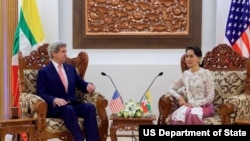 ລັດຖະມົນຕີຕ່າງປະເທດ ສະຫະລັດ ທ່ານ John Kerry ພົບປະກັບ ລັດຖະມົນຕີຕ່າງປະເທດຂອງມຽນມາ ທ່ານນາງ Aung San Suu Kyi ກ່ອນໜ້າກອງປະຊຸມສອງຝ່າຍ ຢູ່ທີ່ກະຊວງການຕ່າງປະເທດ ໃນນະຄອນຫຼວງ Naypyitaw, ປະເທດ Myanmar, ວັນທີ 22 ພຶດສະພາ 2016. 