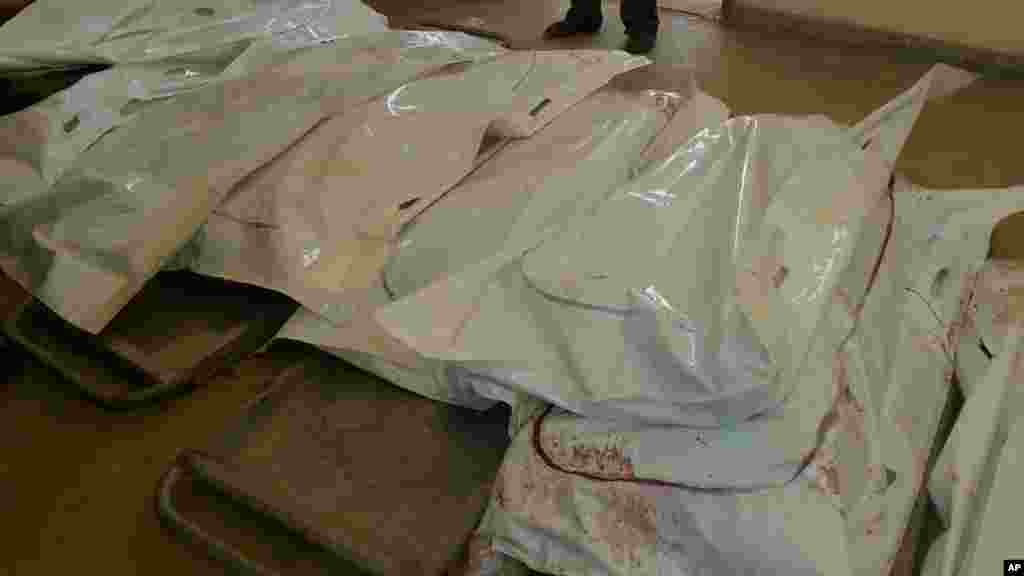 Des corps de victimes de l'attaque d'hommes armés mis dans des sacs en plastique à Mandera, au Kenya, le mardi 7 juillet, 2015