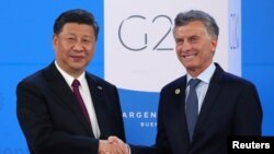 阿根廷总统马克里在布宜诺斯艾利斯欢迎中国国家主席习近平。（2018年11月30日）