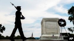 Seorang anggota Resimen Infanteri ke-3 AS berjalan menuju posnya di depan Makam Prajurit Tidak Dikenal di Taman Makam Pahlawan Nasional "Arlington Cemetery", pada akhir pekan Memorial Day di Arlington, Va., Minggu, 27 Mei 2018. (Foto AP / J. David Ake)