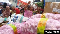 Warga berjejal membeli bawang putih dan cabai di pasar murah yang berlokasi di Pasar Gedhe Harjonagoro, Solo, Kamis, 13 Februari 2020. (Foto : VOA /Yudha Satriawan)