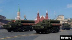 Sistem pertahanan rudal S-400 Rusia dipamerkan dalam parade militer di Moskow tahun lalu. 