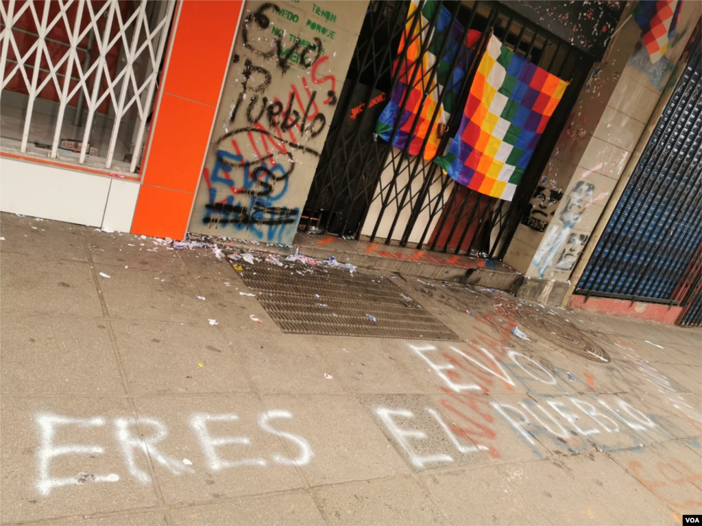 Así se encuentran las puertas del canal estatal de Bolivia. Los manifestantes trataron de ingresar para que el medio vuelva funcionar.&nbsp;