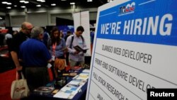 미국 텍사스주 오스틴에서 열린 구직행사에 소프트웨어 개발자를 모집하는 구인광고가 붙어있다.