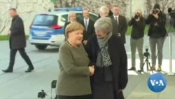 Brexit : Theresa May rencontre Angela Merkel à Berlin