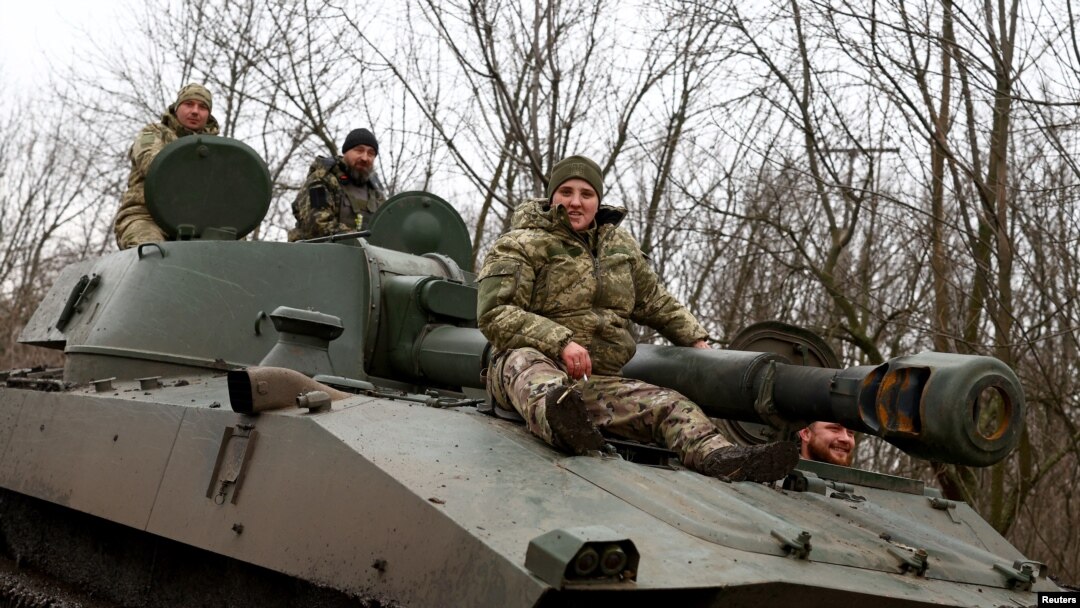 Militares ucranianos se trasladan en un obús autopropulsado 2C1 a lo largo de una carretera cerca de la ciudad de primera línea de Bájmut en medio del ataque de Rusia a Ucrania, región de Donetsk, Ucrania 8 de marzo de 2023. REUTERS/Lisi Niesner