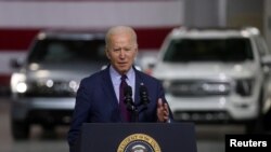 El presidente Joe Biden, ofrece declaraciones tras recorrer la planta de automóviles eléctricos de Ford Rouge en Michigan, el 18 de mayo de 2021.