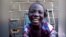 Un jeune malien rencontre une petite fille unijambiste et décide de lui fabriquer une prothèse améliorée à partir de matériaux de récupération.