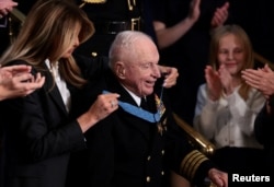 100세의 해군 조종사이자 한국전쟁 참전용사인 로이스 윌리엄스가 2026년 2월 24일, 도널드 트럼프 대통령의 국정연설 도중 영부인 멜라니아 트럼프 여사로부터 의회 명예훈장(Medal of Honor)을 수여받고 있다.