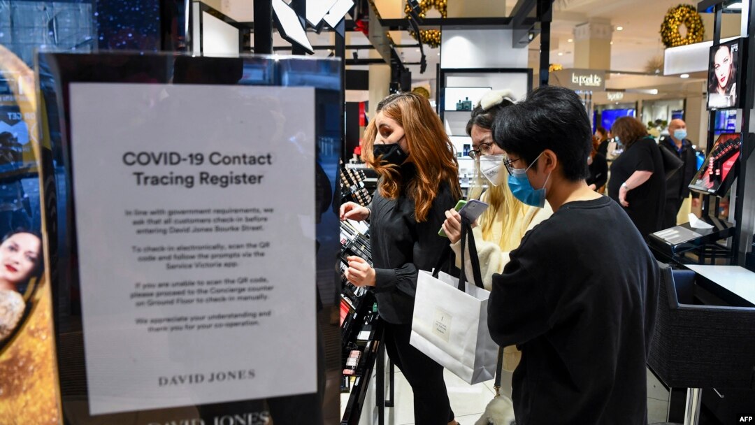 Orang-orang berbelanja di sebuah department store di Melbourne pada 29 Oktober 2021 saat kota itu mencabut lockdown. (Foto: AFP)
