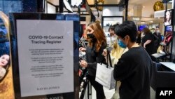 Orang-orang berbelanja di sebuah department store di Melbourne pada 29 Oktober 2021 saat kota itu mencabut lockdown. (Foto: AFP)