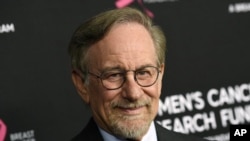 Le cinéaste Steven Spielberg pose avant une soirée caritative consacrée à la recherche du cancer du sein à Beverly Hills, en Californie, le 28 février 2019.