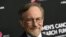 Le cinéaste Steven Spielberg pose avant une soirée caritative consacrée à la recherche du cancer du sein à Beverly Hills, en Californie, le 28 février 2019.
