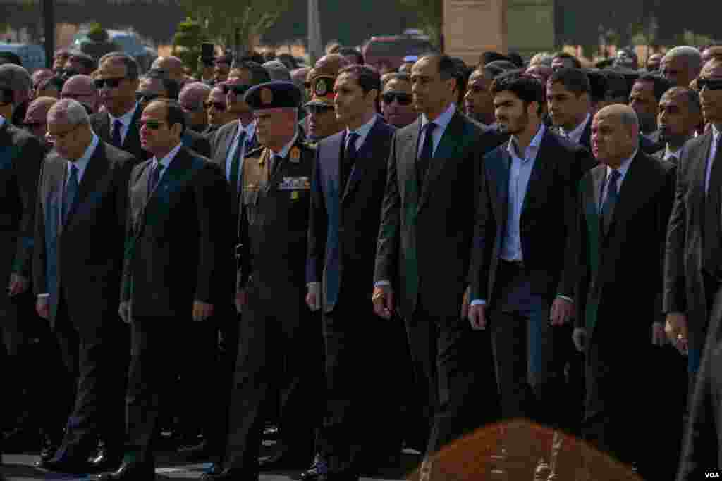 Current Egyptian President Abdel Fattah el-Sisi and other government officials join Mubarak&#39;s family to mourn and pay tribute to Mubarak. (Hamada Elrasam/VOA)