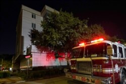 Un carro de bomberos estacionado frente al consulado de China en Houston después de responder a llamadas de humo que salía del patio del recinto, el 21 de julio de 2020.