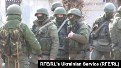 "Зеленые человечки" - российские военнослужащие - участники вторжения в Крым в феврале 2014 г. Архивное фото.