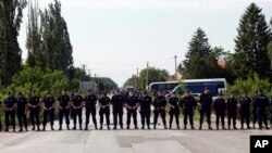 Kordon policije na prilazu Hrtkovcima.