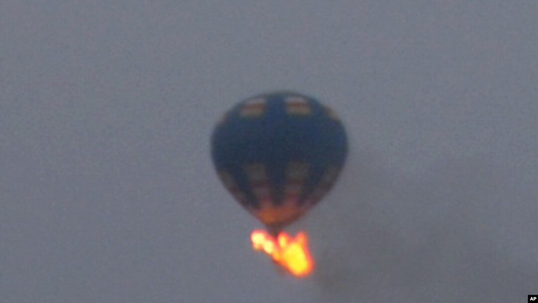 El globo aerostático se chocó con unos cables de electricidad y luego se incendió, lo que hizo que se desprendiera la canastilla donde viajaban dos pasajeros y el piloto.