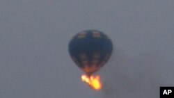 El globo aerostático se chocó con unos cables de electricidad y luego se incendió, lo que hizo que se desprendiera la canastilla donde viajaban dos pasajeros y el piloto.