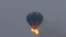 El globo aerostático se chocó con unos cables de electricidad y luego se incendió, lo que hizo que se desprendiera la canastilla donde viajaban dos pasajeros y el piloto.