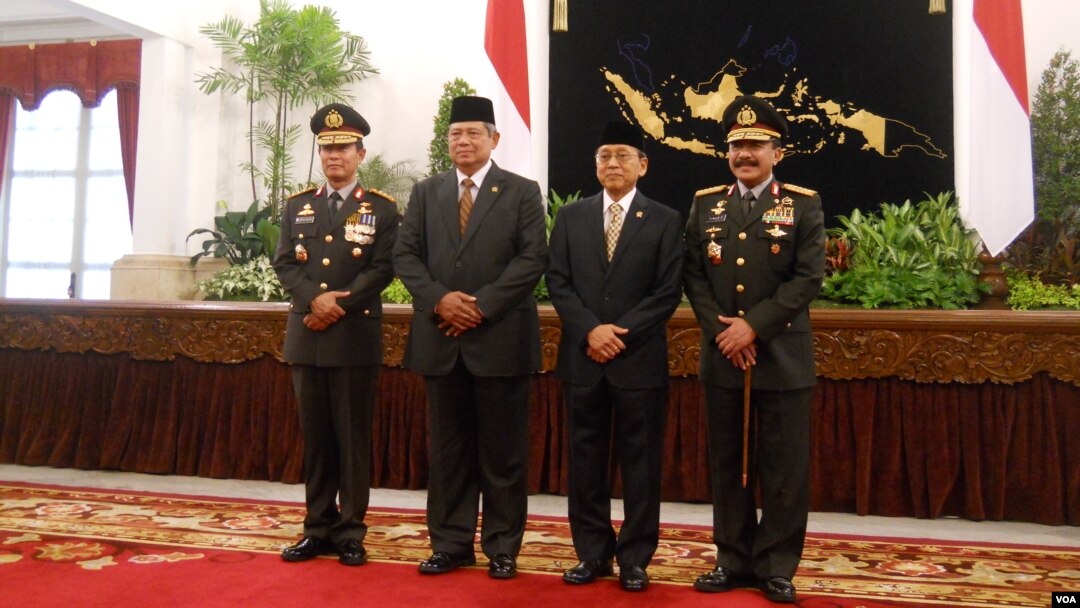 Kapolri Komjen Sutarman, Presiden SBY, Wapres Budiono dan Mantan Kapolri Jendral Timur Pradopo, berfoto bersama di Istana Negara, Jakarta, 25 Okt 2013 (VOA/Andylala)