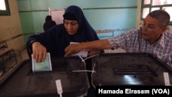 Vote lors des élections législatives de Gizeh, en Egypte, 18 octobre 2015. Hamada Elrasam (VOA)