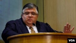 Agustin Carstens, Gubernur Bank Sentral Meksiko yang mencalonkan diri untuk jabatan Kepala IMF.