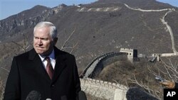 U.S. Defense Secretary Robert Gates talks while visiting the Great Wall in Mutianyu, China, 12 Jan 2011