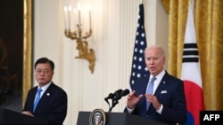 조 바이든 미국 대통령과 문재인 한국 대통령이 21일 워싱턴 백악관에서 정상회담에 이어 공동기자회견을 했다.