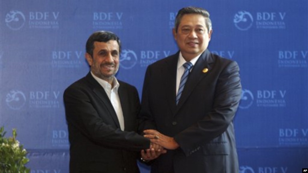 Presiden Iran Mahmoud Ahmadinejad bersalaman dengan Presiden Susilo Bambang Yudhoyonosaat bertemu di Bali Democracy Forum, Nusa Dua. (AP/Firdia Lisnawati)