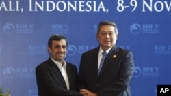 Presiden Indonesia Susilo Bambang Yudhoyono (kanan) menyambut Presiden Iran Mahmoud Ahmadinejad di Forum Demokrasi di Nusa Dua, Bali, (8/11). 