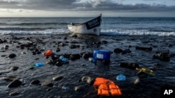 Un bateau de migrants partis du Maroc échoué sur les côtes des îles Canaries, le 16 octobre 2020.