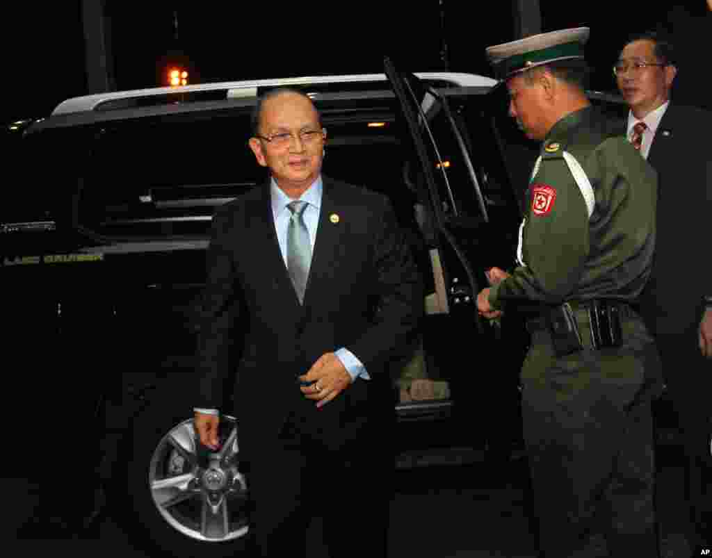 Presiden Burma Thein Sein bersiap meninggalkan negaranya untuk berkunjung ke AS, kunjungan pertama dari pemimpin Burma dalam hampir 47 tahun, di bandar udara internasional Rangoon (17/5).