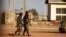 Des militaires marchent à l'intérieur de l'école scientifique du gouvernement à Kankara, dans le nord-ouest de l'État de Katsina, au Nigeria, le 13 décembre 2020.