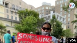 Una mujer hispana participa en las recientes protestas civiles en EE.UU., durante las cuales se puso a un lado el distanciamieno social.