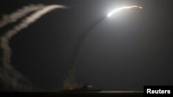 AQSh va arab ittifoqchilar Suriyada "Islomiy davlat" jangari manzillarini bombardimon qilishga kirishdi. 23-sentabr, 2014-yil.