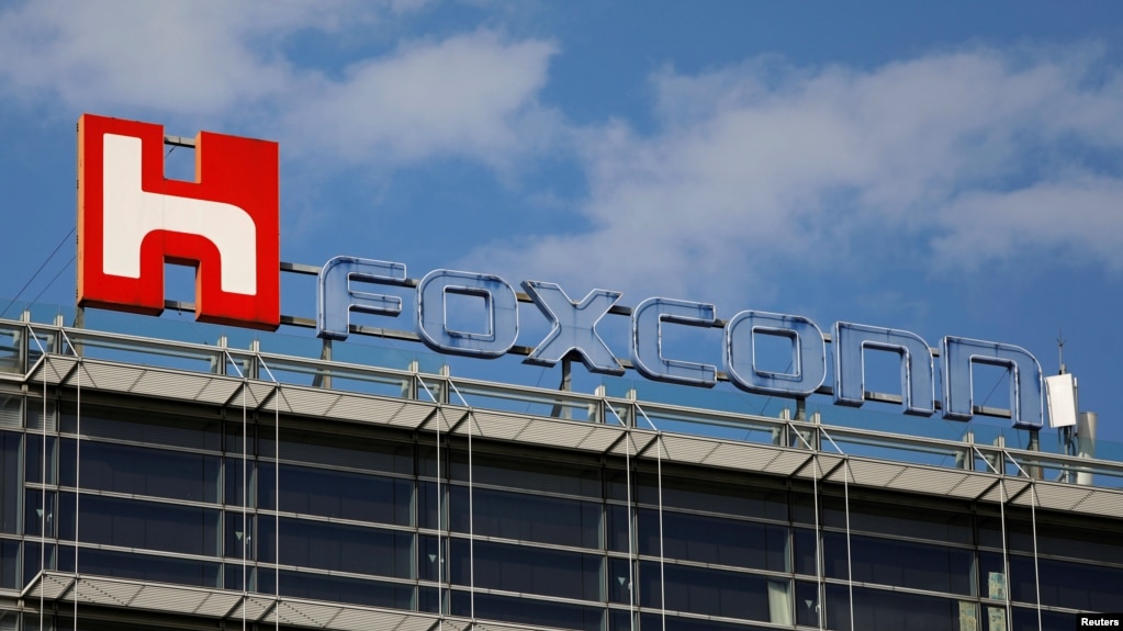 资料照 - 大楼顶层矗立的富士康标识，FOXCONN是台湾代工巨头鸿海机关在河南郑州的代工厂，专门装配苹果手机。(photo:VOA)