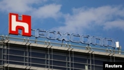 资料照 - 大楼顶层矗立的富士康标识，FOXCONN是台湾代工巨头鸿海机关在河南郑州的代工厂，专门装配苹果手机。