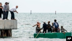 Balseros cubanos llegan a las costas de Estados Unidos por Stock Island, cerca de Key West, el 12 de agosto de 2022. 