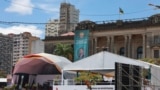 Trabalhadores preparam o local antes da cerimónia de tomada de posse do Presidente eleito de Moçambique, Daniel Chapo, na Praça da Independência, em Maputo, a 14 de janeiro de 2025.