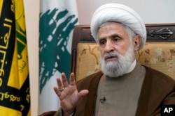 Wakil pemimpin Hizbullah, Sheikh Naim Kassem, dalam sebuah wawancara dengan The Associated Press di pinggiran selatan Beirut, 2 Juli 2024. (Bilal Hussein/AP)