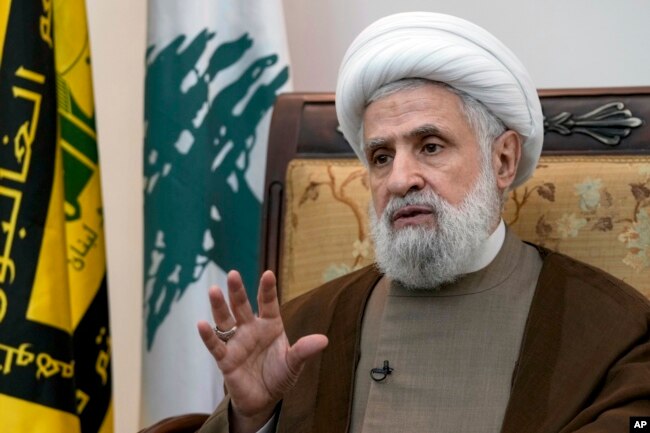 Wakil pemimpin Hizbullah, Sheikh Naim Kassem, dalam sebuah wawancara dengan The Associated Press di pinggiran selatan Beirut, 2 Juli 2024. (Bilal Hussein/AP)