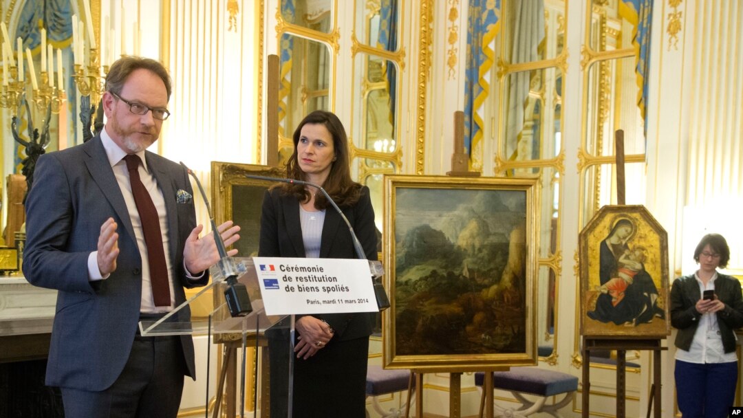 Cicit dari Richard Soepkez, Ion Florescu dari Rumania (kiri), berbicara dalam upacara pengembalian lukisan yang disita dari pemiliknya pada Perang Dunia II, disaksikan oleh Menteri Kebudayaan Perancis Aurelie Filipetti di Paris (11/3). (AP/Michel Euler)