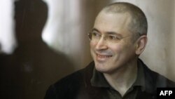 Ông Khodorkovsky, cựu tài phiệt dầu hỏa, đã thụ án tù đến nay là 8 năm vì bị kết tội gian lận thuế.