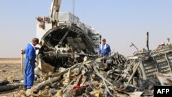 Le personnel des Services d'urgence russes travaille dans le site du crash d'un avion russe A321 à Wadi al-Zolomat, une zone montagneuse de la péninsule du Sinaï en Egypte. (Ministère russe des situations d'urgence - Document photo)