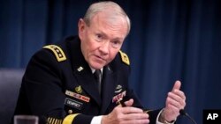 Ketua Gabungan Kepala Staf Militer Amerika Martin Dempsey melakukan kunjungan mendadak ke Afghanistan, 6 April 2013 (Foto: dok).