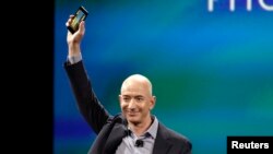 Amazon CEO Jeff Bezos shows off the new 'Fire' smartphone at a news conference in Seattle, Washington, June 18, 2014. 